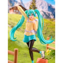 Figura Mountain Climbing Holiday Memories Hatsune Miku 20cm en HappyJuguetes.com